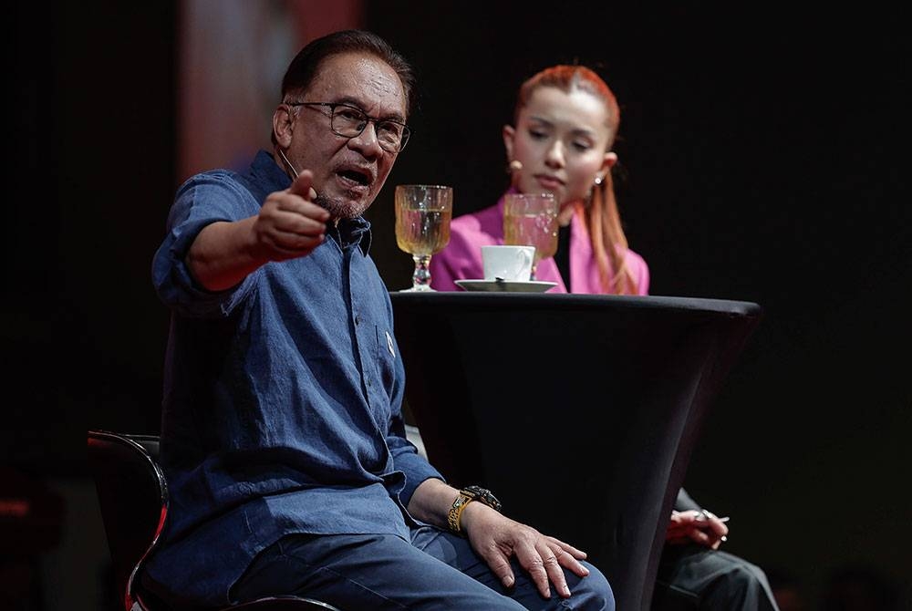 Anwar ketika bercakap pada Dialog Anak Muda Temu Anwar sempena Pameran Memperkasa Belia 2023 di Pusat Konvensyen Kuala Lumpur (KLCC) pada Ahad. - Foto Bernama