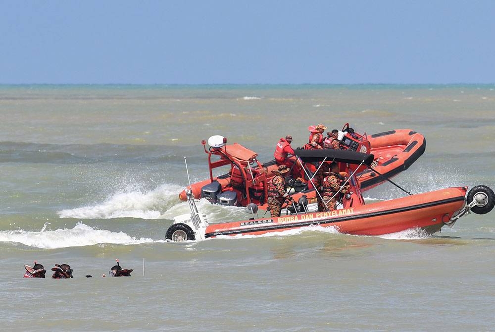 Anggota JBPM melakukan demostrasi menyelamatkan mangsa lemas pada Majlis Pelancaran Keselamatan Aktiviti Air (di Pantai Senok pada Ahad.