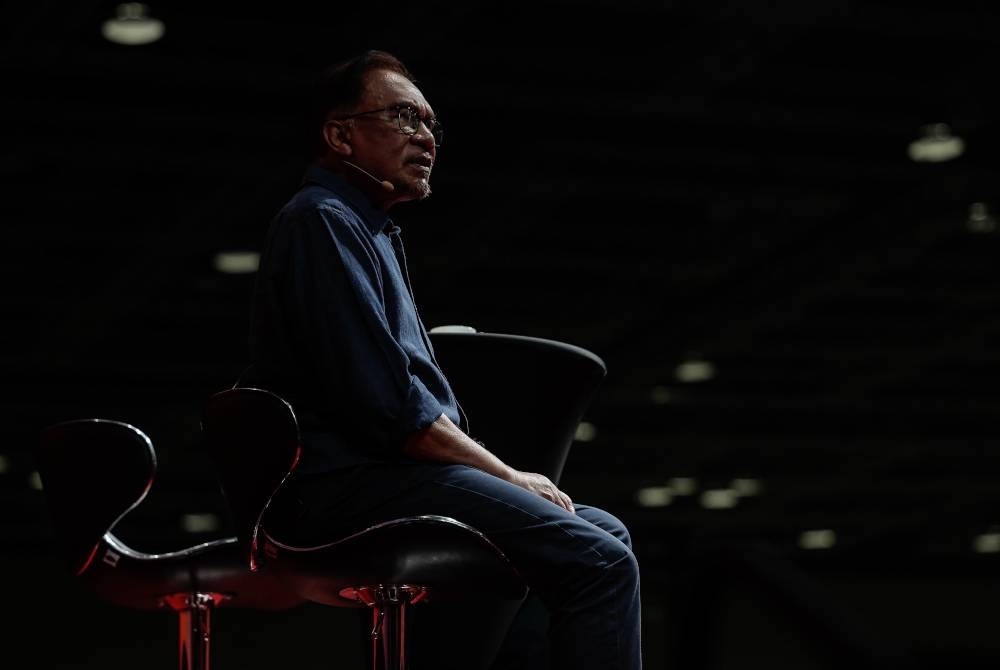 Anwar bercakap pada Dialog Anak Muda Temu Anwar sempena Pameran Memperkasa Belia 2023 di Pusat Konvensyen Kuala Lumpur (KLCC) pada Ahad. - Foto Bernama