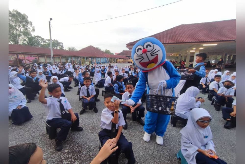 Kehadiran Doremon ke Sekolah Kebangsaan Serting Ilor yang menghantar anaknya masuk darjah satu turut menceriakan murid-murid lain.