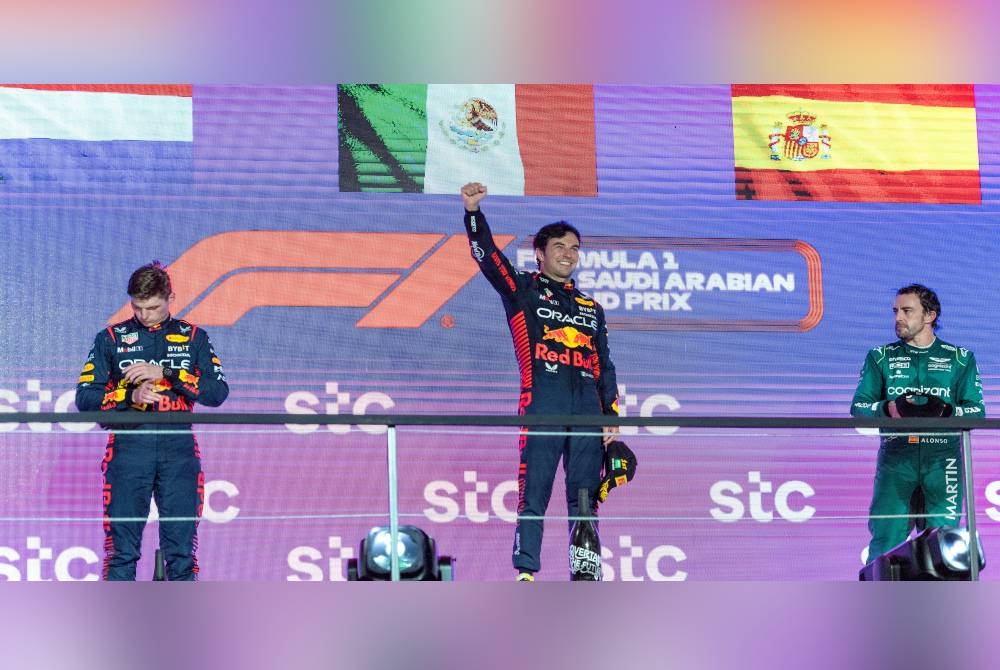 Perez (tengah) dan Verstappen (kiri) mengungguli GP Arab Saudi di Jeddah. - Foto EPA