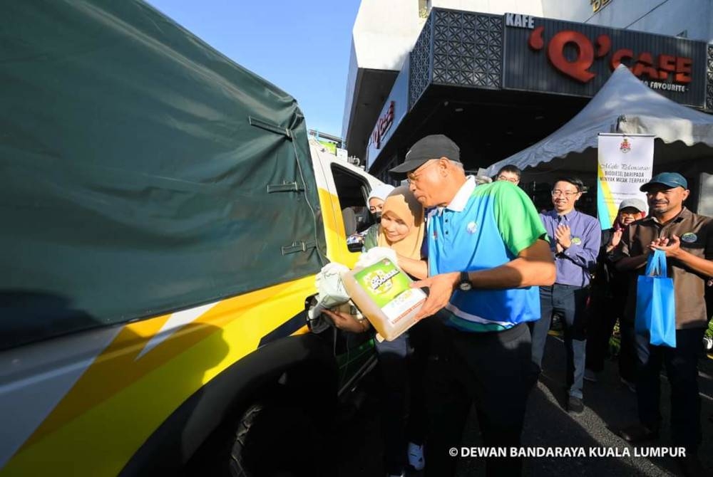 Datuk Bandar Kuala Lumpur, Datuk Seri Mahadj Che Ngah menuang biodiesel yang terhasil daripada kitar semula minyak terpakai ke kenderaan DBKL.