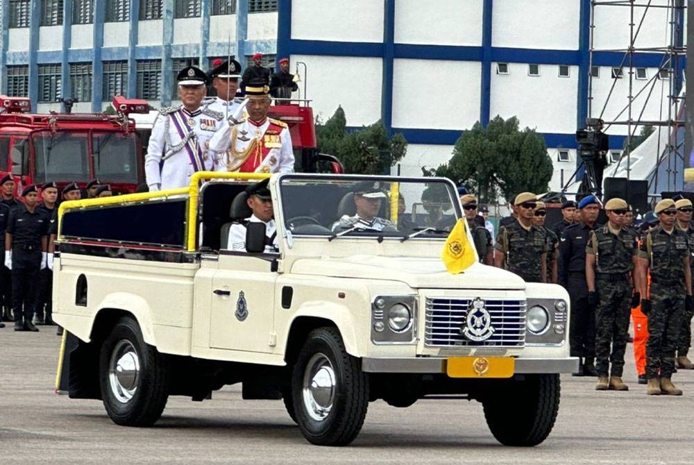 Al-Sultan Abdullah berkenan memeriksa perbarisan Kawalan Kehormatan Sambutan Peringatan Hari Polis ke-216 di Dataran Kawad Pusat Latihan Polis Kuala Lumpur pada Isnin.