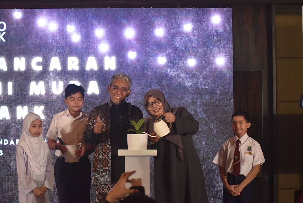 Tengku Ahmad Badli Shah (tiga dari kiri) bersama Ketua Penolong Pengarah Kanan (Sektor Kurikulum TVET) Bahagian Pendidikan dan Latihan Vokasional Kementerian Pendidikan Malaysia, Hafidzah Omar (dua dari kanan) melancarkan Program Rakan Tani Muda Agrobank yang berlangsung di Malam Apresiasi Media Agrobank pada Jumaat.