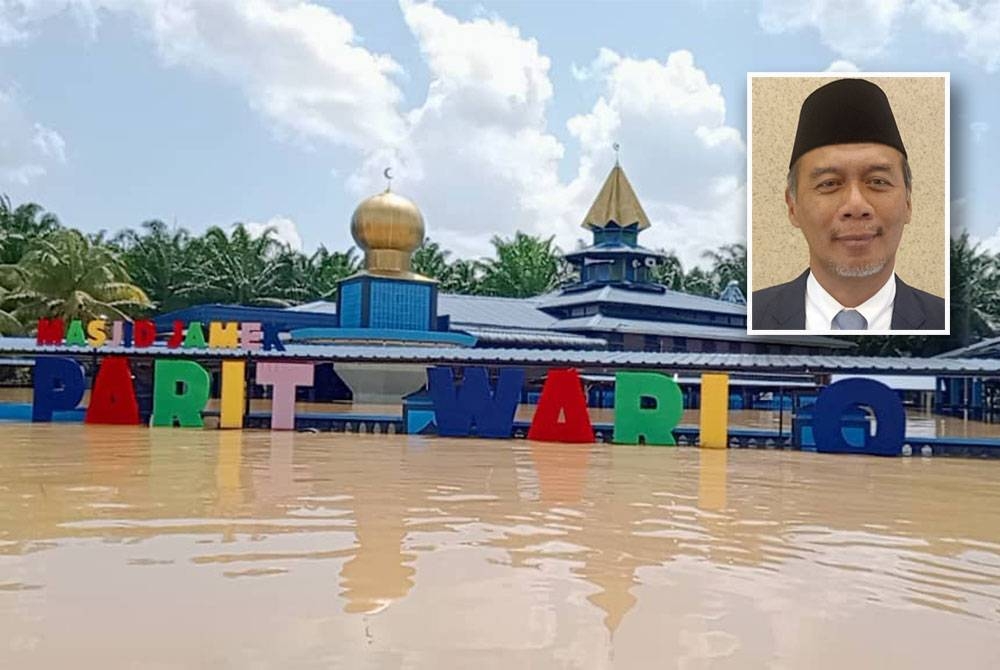 Keadaan banjir yang melanda Parit Warijo, Sri Medan Batu Pahat baru-baru ini. (Gambar kecil: Zulkurnian)