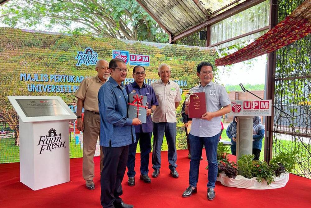 Mohamed Khaled (tiga dari kiri) menyaksikan pertukaran MoA antara UPM dan FFB di Ladang 16 UPM pada Isnin