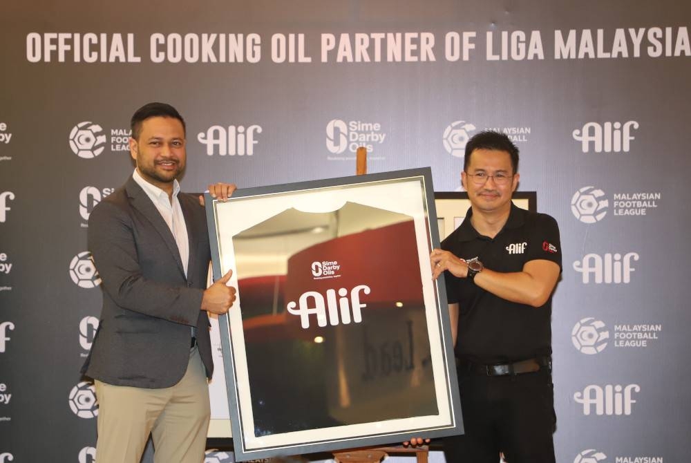 Stuart (kiri) dan dan Ketua Sime Darby Oils Profesional, Rahimi Abdullah ketika majlis mengumumkan kolaborasi antara MFL dan minyak masak Alif sebagai penaja Liga Malaysia untuk musim kedua berturut turut.