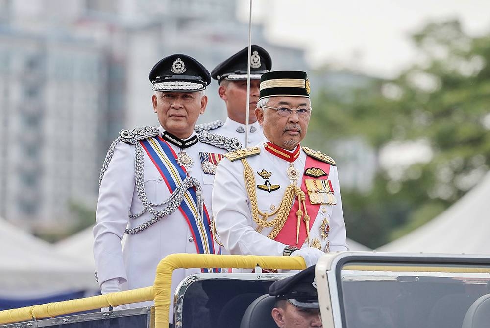 Yang di-Pertuan Agong Al-Sultan Abdullah Ri&#039;ayatuddin Al-Mustafa Billah Shah berkenan memeriksa perbarisan pada Istiadat Perbarisan Peringatan Hari Polis ke-216 Tahun 2023 di Pusat Latihan Polis Kuala Lumpur, pada Isnin. - Foto Bernama