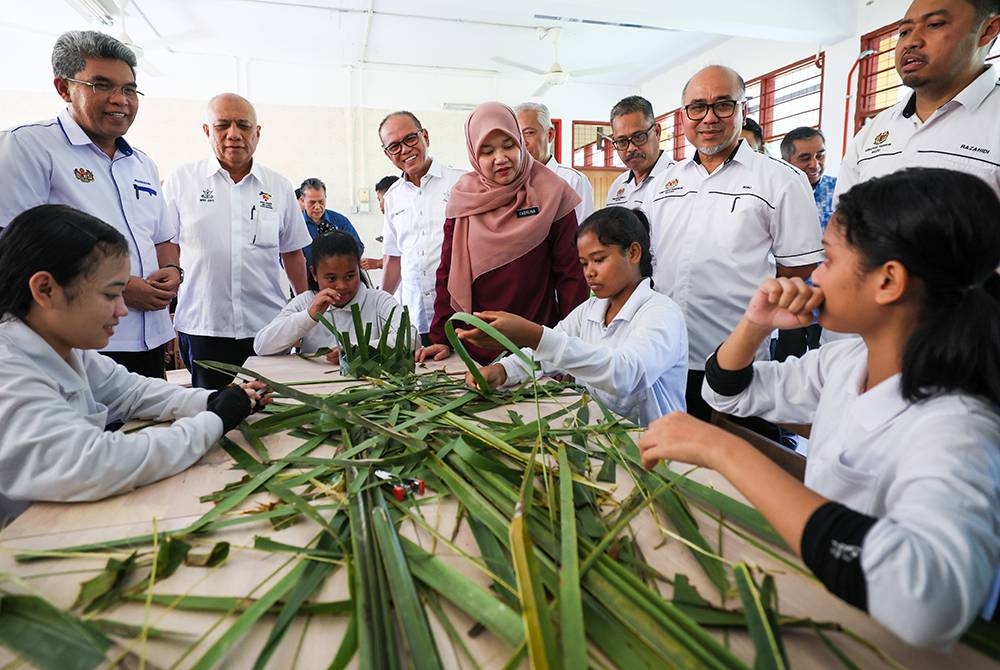 Fadhlina (berdiri tengah) diiringi Wan Rosdi (berdiri tiga dari kiri) melihat pelajar Orang Asli melakukan aktiviti ko-kurikulum ketika membuat lawatan kerja sempena pengoperasian Sekolah Model Khas K11 secara rintis di Sekolah Menengah RPS Betau hari ini. - Foto Bernama
Turut kelihatan Ketua Pengarah Pendidikan Malaysia, Datuk Pkharuddin Ghazali (berdiri tiga, kanan) dan Pengarah Jabatan Pendidikan Negeri Pahang, Mohamad Rosli Abdul Rahman (berdiri kanan). - Foto Bernama