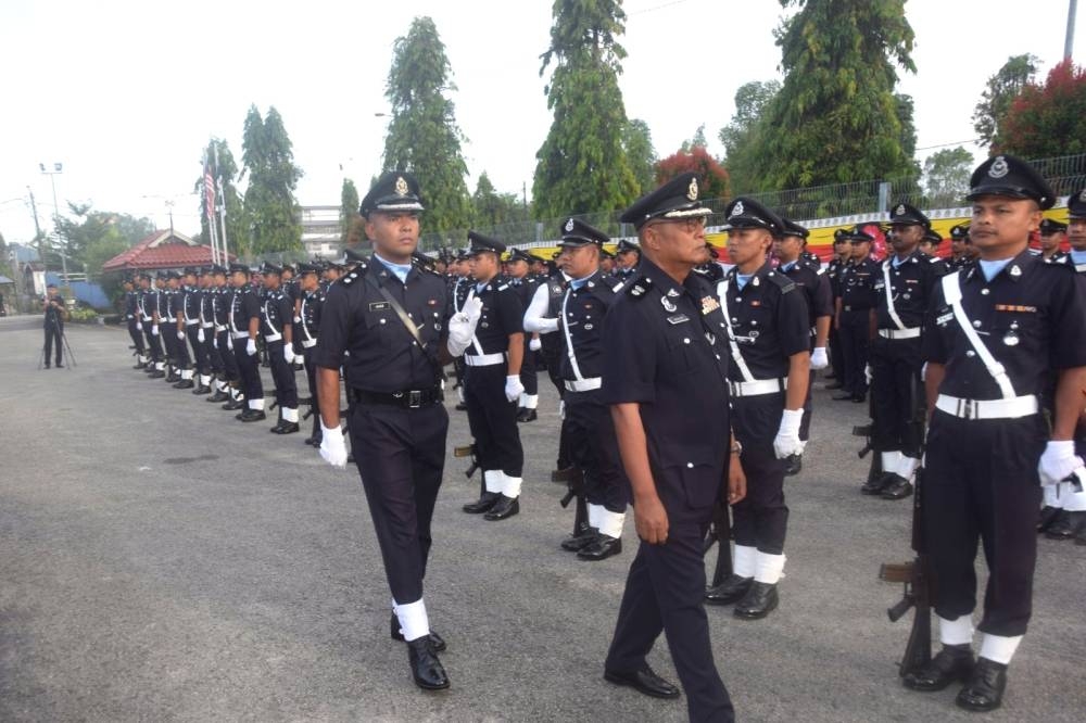 Hanyan (dua dari kanan) memeriksa perbarisan kawalan kehormat sempena Sambutan Hari Polis ke-216 yang diadakan di IPD Kemaman pada Isnin. 