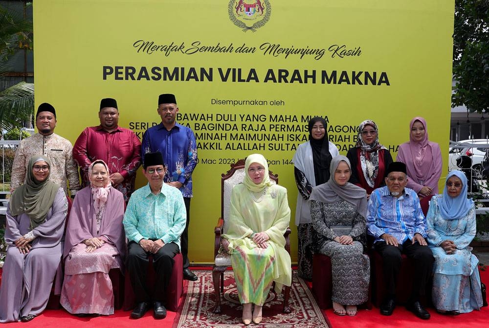 Raja Permaisuri Agong Tunku Hajah Azizah Aminah Maimunah Iskandariah berkenan bergambar bersama Rektor UIAM, Prof Emeritus Tan Sri Datuk Dzulkifli Abdul Razak ketika berangkat ke Majlis Perasmian Vila Arah Makna di Gombak, pada Isnin. Turut berangkat, anakanda Tengku Puteri Raja Tengku Puteri Afzan Aminah Hafizatullah. - Foto Bernama