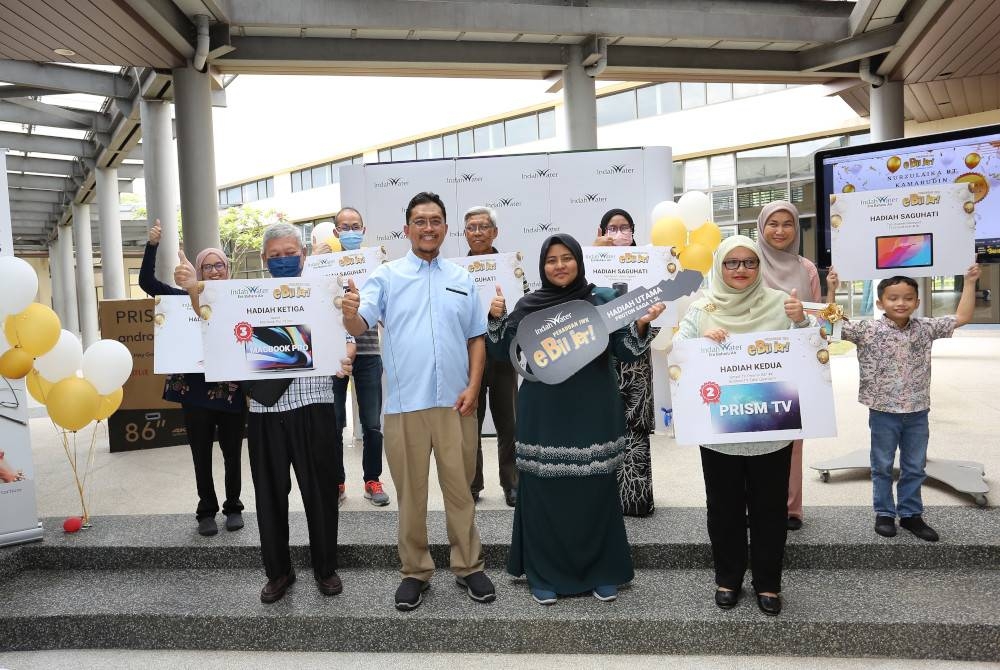 IWK meraikan pelanggan bertuah yang memenangi pelbagai hadiah sempena Peraduan IWK e-Bil Jer 2022 pada majlis penyampaian hadiah di IWK Eco Park, Pantai Dalam, Kuala Lumpur pada Jumaat lepas.