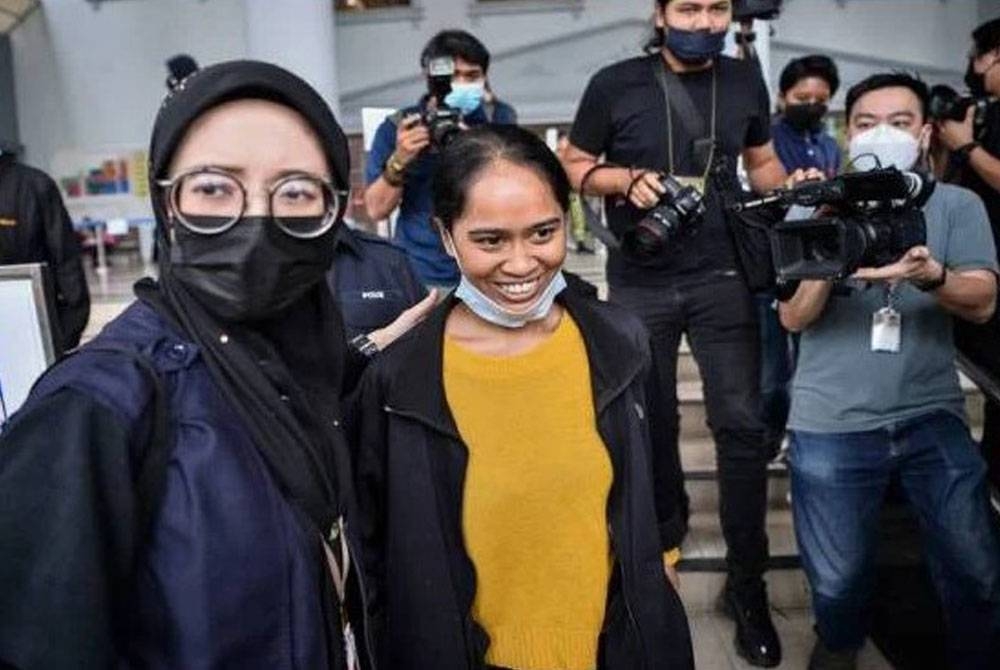 Siti Nuramira (dua dari kiri) ketika ditahan penguat kuasa Jabatan Agama Islam Wilayah Persekutuan (Jawi) selepas hadir di Kaunter Jaminan Kompleks Mahkamah Kuala Lumpur pada Julai tahun lalu. - Foto Bernama