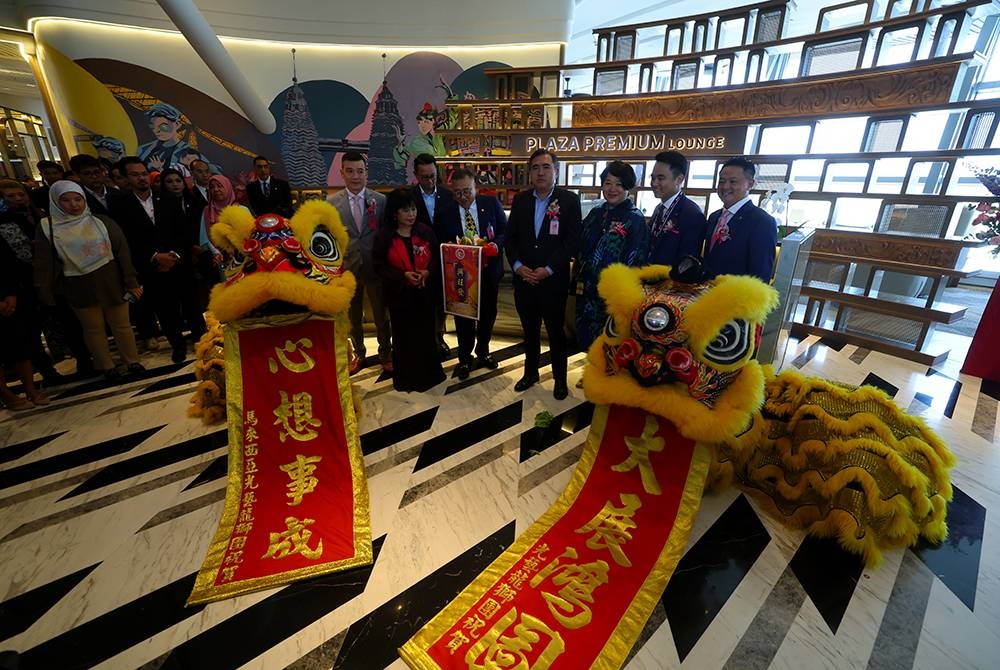 Anthony Loke (empat dari kanan) pada Majlis Perasmian Plaza Premium Lounge di KLIA pada Isnin. - Foto Bernama