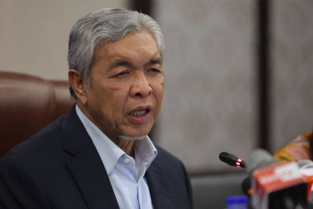 Ahmad Zahid bercakap pada sidang media selepas Mesyuarat Jawatankuasa Kabinet Pembangunan Belia ketika di Bangunan Parlimen, pada Isnin. - Foto Bernama