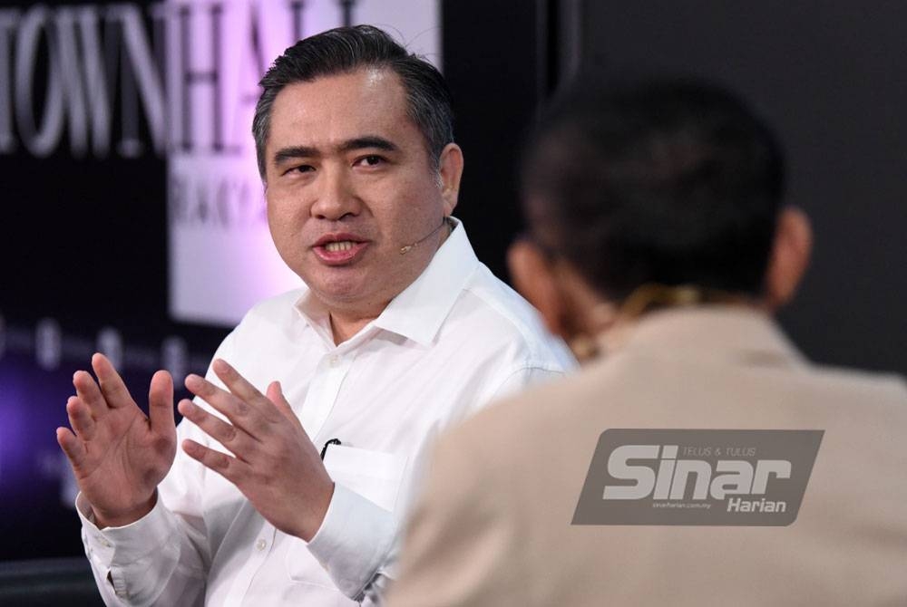 Program Town Hall Rakyat bersama Anthony Loke yang dihoskan oleh Azhar Sulaiman di Kompleks Kumpulan Karangkraf pada Isnin. - FOTO MOHD RAFIQ REDZUAN HAMZAH