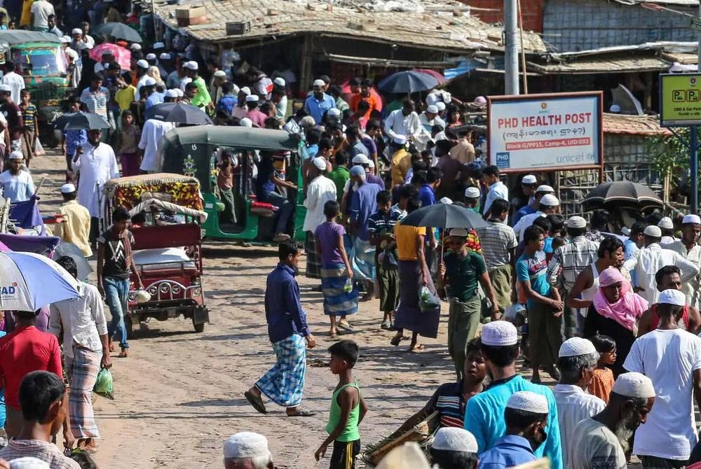 Dianggarkan seramai 850,000 penduduk Rohingya ketika ini berlindung di kem pelarian di Bangladesh, manakala 600,000 lagi kekal di Rakhine.