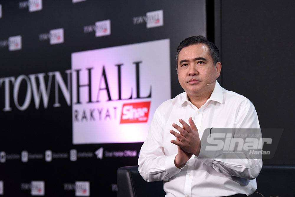 Program Town Hall Rakyat bersama Anthony Loke yang dihoskan oleh Azhar Sulaiman di Kompleks Kumpulan Karangkraf pada Isnin. - FOTO MOHD RAFIQ REDZUAN HAMZAH