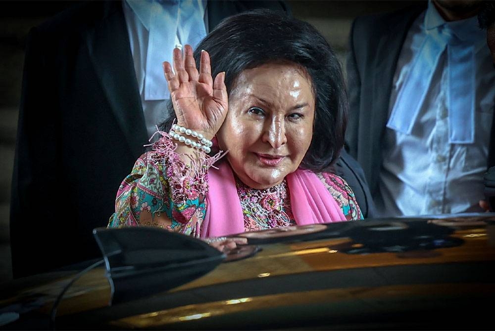 Rosmah melambai ke arah jurugambar selepas Mahkamah Rayuan membenarkan permohonan untuk pelepasan sementara pasportnya bagi membolehkan beliau ke Singapura untuk melawat anak perempuan dan cucunya yang tidak sihat. - Foto Bernama