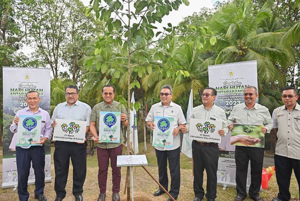 Ahmad Samsuri (tiga dari kiri) ketika hadir menyempurnakan Sambutan Hari Hutan Antarabangsa Peringkat Negeri Terengganu di Lembaga Muzium Negeri pada Selasa.