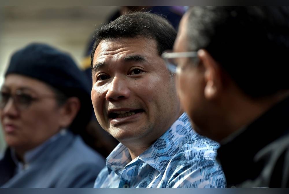 Rafizi (tengah) semasa sidang media selepas meninjau mesin layan diri Inisiatif Pendapatan Rakyat (IPR) di Fakulti Sains Kesihatan Universiti Teknologi Mara Kampus Puncak Alam. - Foto Bernama