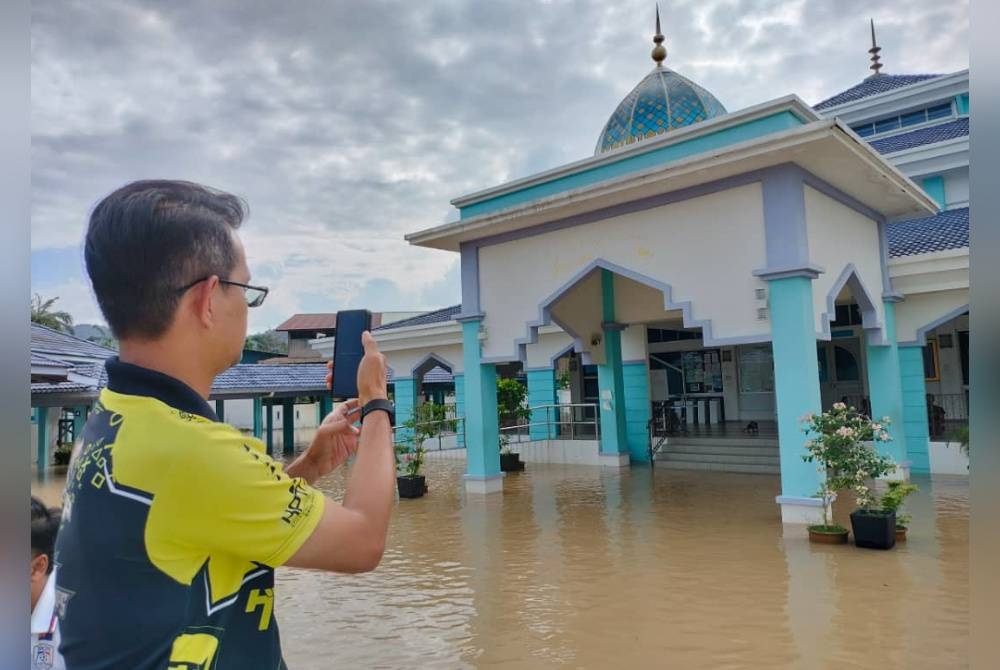 Keadaan Masjid Jamek Sri Medan Batu Pahat yang terjejas akibat banjir baru-baru ini.