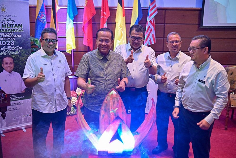 Ahmad Samsuri (dua dari kiri) ketika merasmikan Majlis Sambutan Hari Hutan Antarabangsa 2023 peringkat negeri Terengganu di Lembaga Muzium Negeri Terengganu pada Selasa.