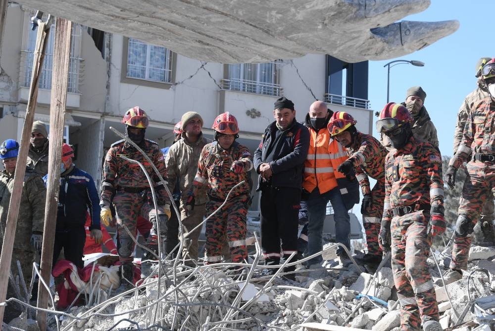 Dua pasukan bomba yang menyertai misi bantuan kemanusiaan ke Turkiye pada Februari lalu.