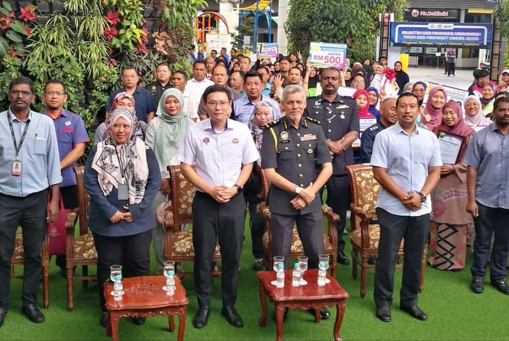 Ting Han (depan, tengah) pada perasmian program Sambutan Hari Pengguna Kebangsaan Peringkat Negeri Johor 2023, pada Selasa.