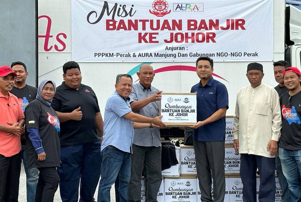 Simbolik penyerahan sumbangan disempurnakan Shamsul (tiga dari kanan) sempena pelepasan Misi Bantuan Banjir ke Johor di pekarangan Pejabat Daerah dan Tanah Manjung pada Isnin.