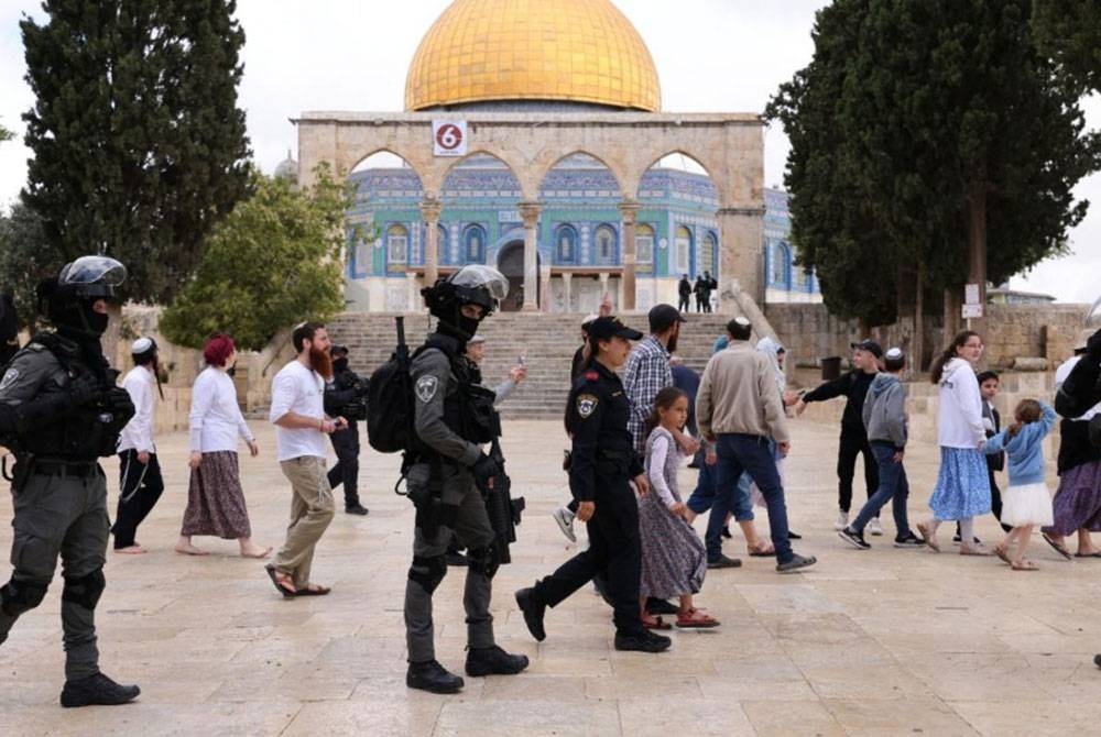 Gambar fail menunjukkan anggota polis Israel mengawal pekarangan Masjid Al-Aqsa, Baitulmaqdis. - Foto AFP