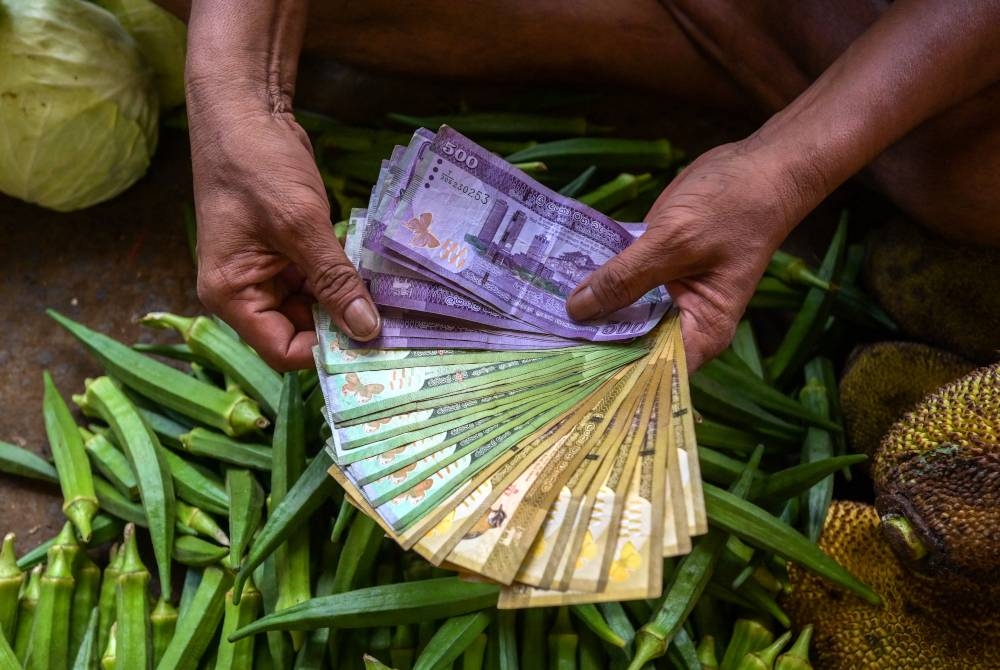 Peniaga di pasar sekitar Colombo melakukan rutin harian walaupun Sri Lanka dilanda krisis ekonomi teruk. - AFP