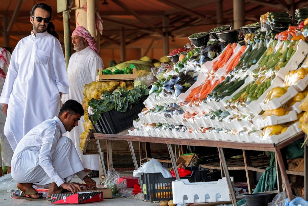 Peniaga melakukan persiapan untuk menyambut ketibaan Ramadan di pasar awam di Riyadh. - AFP