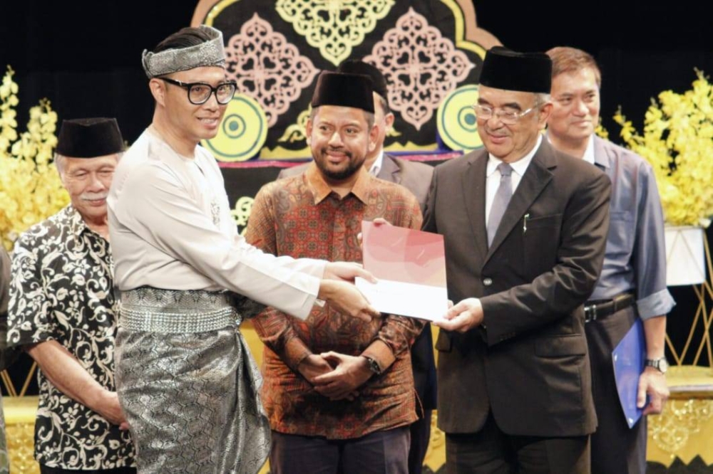 Yang Di-pertua Negeri Melaka Tuan Yang Terutama Tun Seri Setia (DR) Haji Mohd Ali Mohd Rustam pada majlis tersebut.