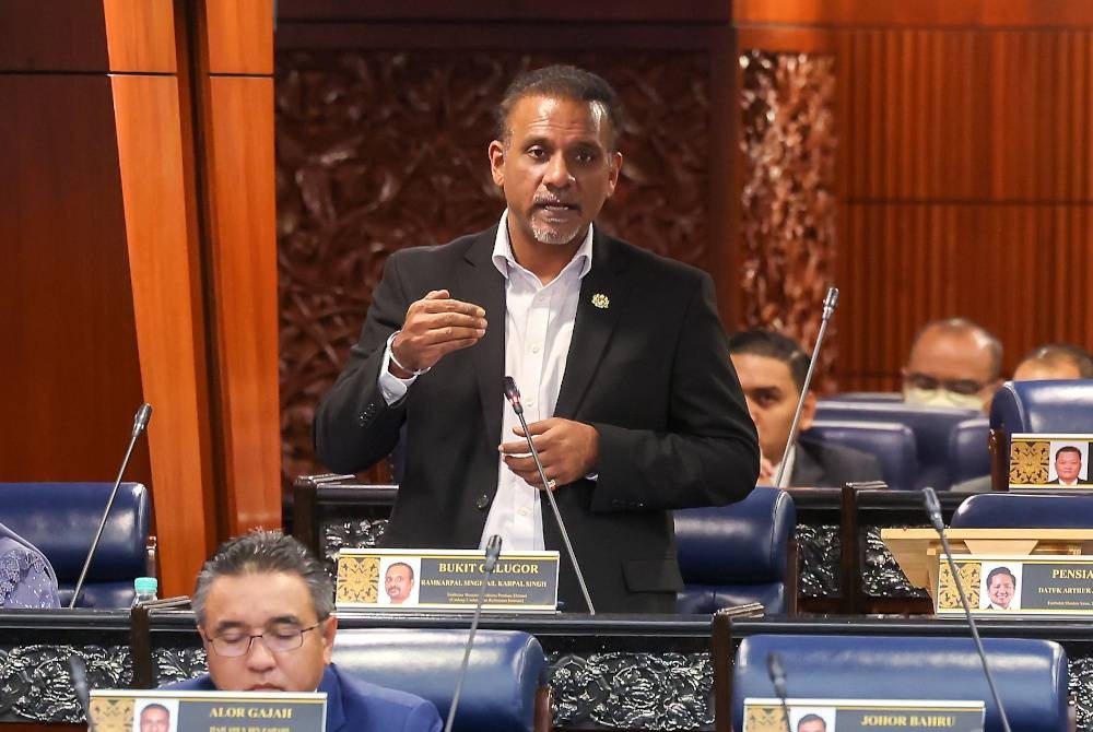 Ramkarpal Singh ketika sesi soal jawab pada Mesyuarat Pertama Penggal Kedua Parlimen ke-15 di Bangunan Parlimen pada Rabu. - Foto Bernama