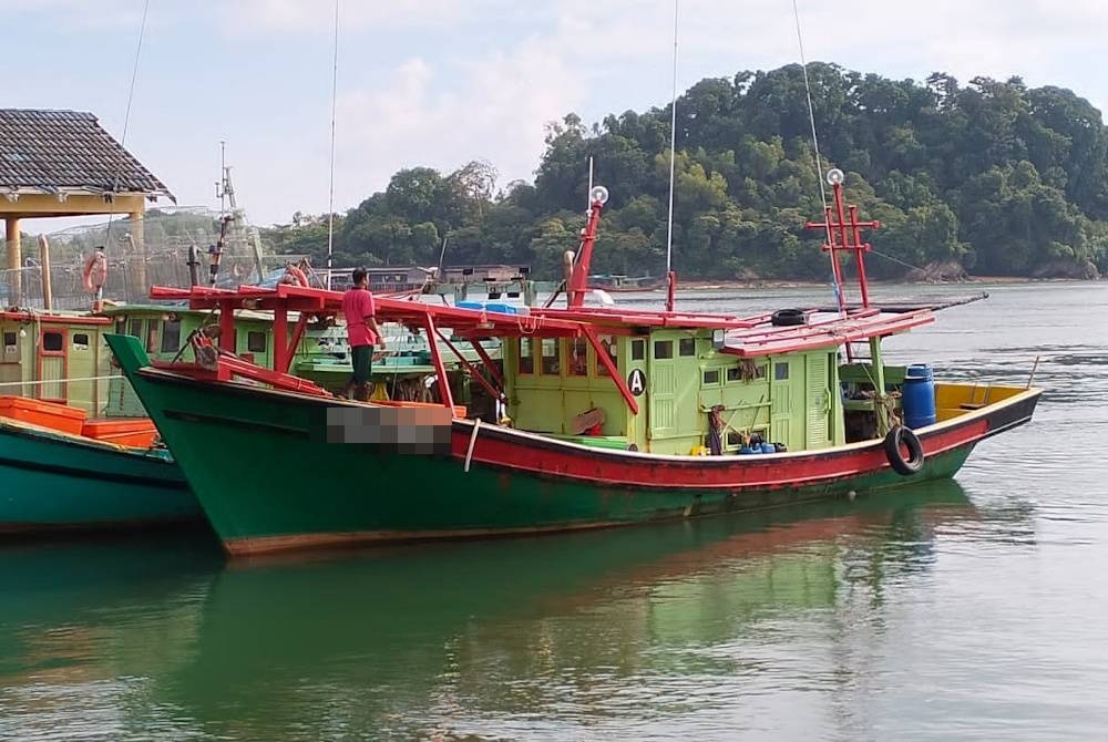 Mangsa disedari hilang sekitar jam 11 malam, Selasa ketika bot dinaiki mereka dalam perjalanan pulang ke Kuala Dungun.