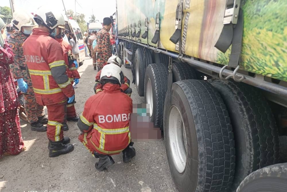 Anggota bomba tiba bagi membantu menguruskan mangsa yang terlibat dalam kemalangan jalan raya di Kampung Telok Gong, Selangor pada Rabu.