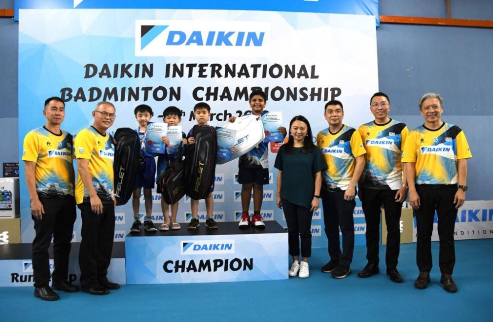 Hannah (empat dari kanan) bersama atlet cilik, wakil Pioneer Sports dan Daikin pada kejohanan badminton antarabangsa Daikin di Kota Damansara baru-baru ini. Foto Pioneer Sports. 