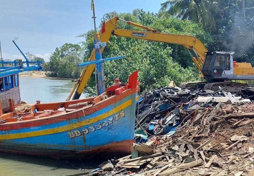 Dua bot nelayan asing yang dilucut hak dimusnahkan menggunakan jengkaut. - Foto Maritim