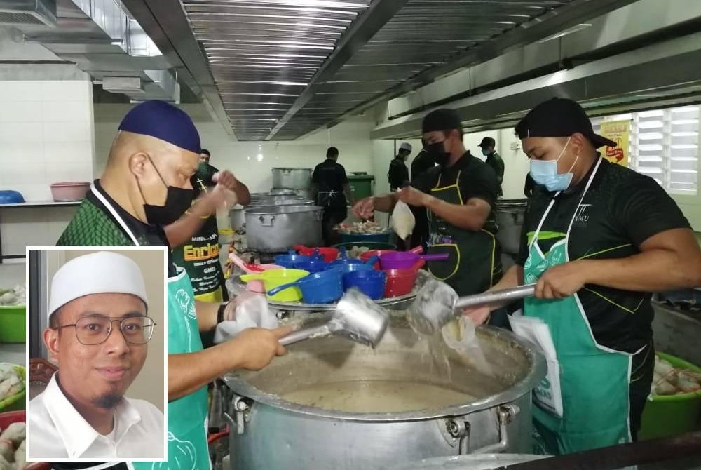 Penyediaan bubur lambuk Masjid Jamek Kampong Bharu pada tahun lepas. (Gambar kecil: Mohamad Syamim)