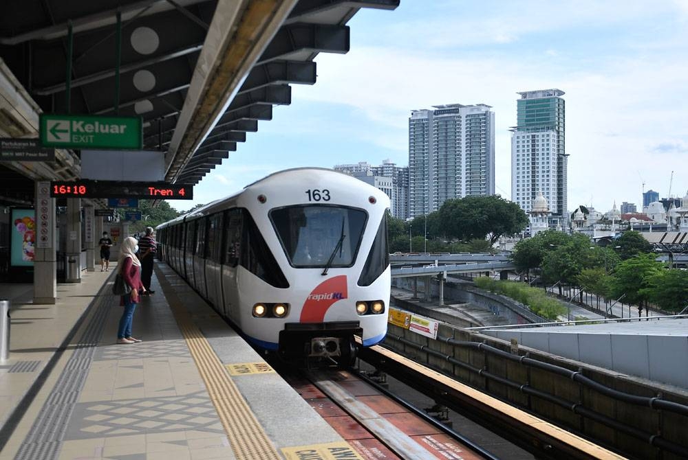 Bermula Khamis dan sepanjang Ramadan, perkhidmatan rel LRT, KL Monorel dan MRT bagi operasi waktu puncak sebelah pagi akan bermula jam 6.30 pagi iaitu 30 minit lebih awal berbanding waktu sekarang. - Gambar hiasan