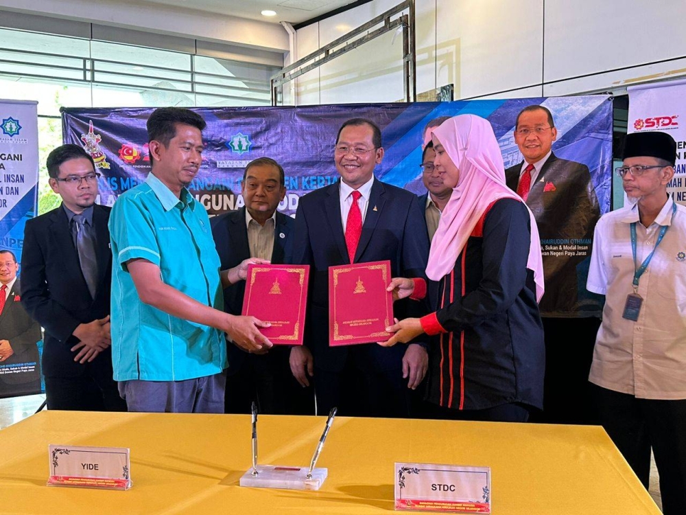 Mohd Khairuddin (tengah) menyaksikan MoU antara YIDE dan STDC membabitkan Pelan Pembangunan Modal Insan Pasca Rumah Perlindungan dan Anak Yatim Negeri Selangor di Lobi Bangunan Pejabat SUK di sini pada Rabu. 