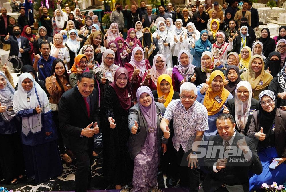 Mohammed Razib (tiga dari kiri) dan Hussamuddin bergambar bersama peserta pada program Sure Grow Summit yang diadakan di GlamHall Damansara pada Rabu. FOTO: ROSLI TALIB