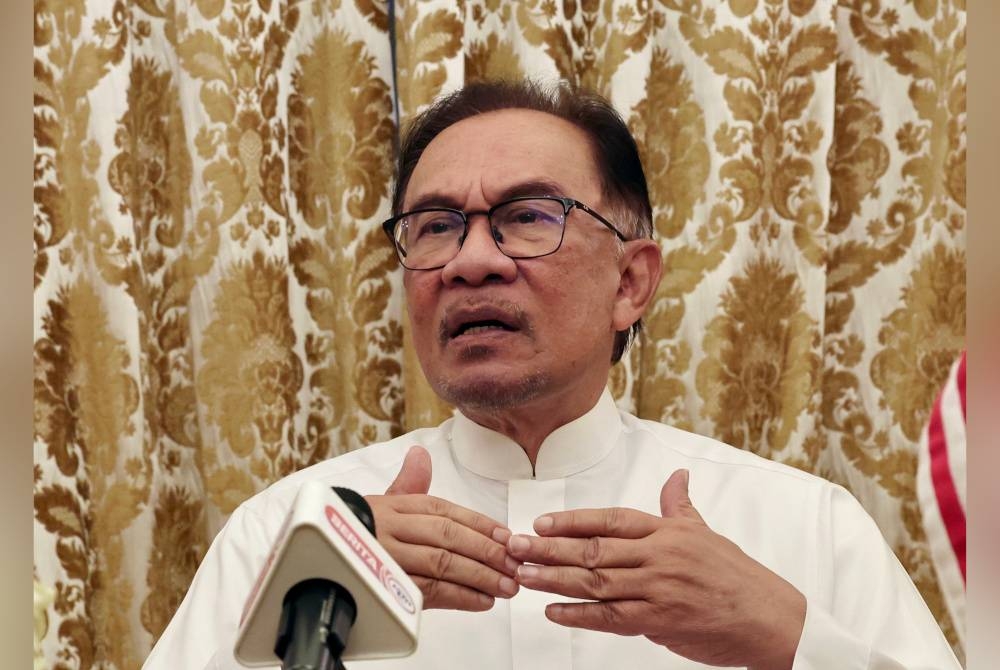 Anwar mengadakan sidang media selepas pertemuan dengan Setiausaha Agung Persatuan Kerjasama Islam (OIC) Hissein Brahim Taha. - Foto Bernama