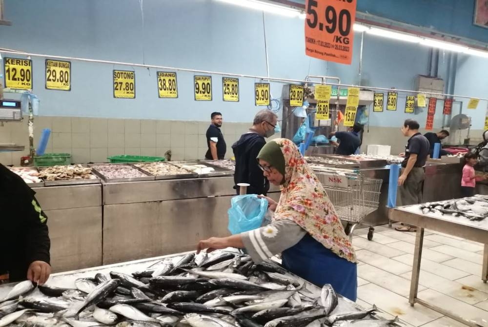 Ikan cencaru dijual dengan harga murah.