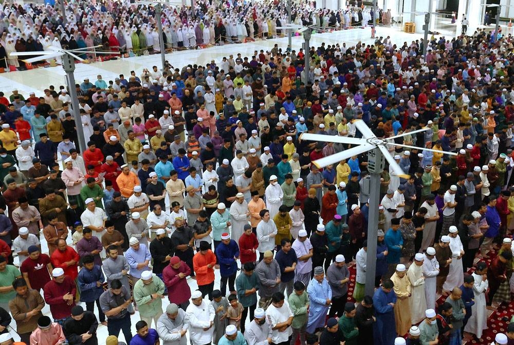 Umat Islam menunaikan solat sunat Tarawih malam pertama bulan Ramadan 1444H di Masjid Tuanku Mizan Zainal Abidin (MTMZA) malam Rabu. - Foto Bernama