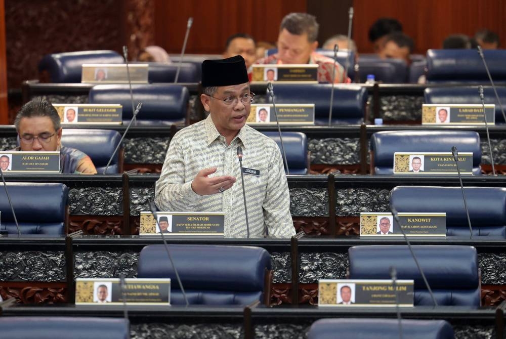 Mohd Na&#039;im ketika sesi soal jawab pada Mesyuarat Pertama Penggal Kedua Parlimen ke-15 di Bangunan Parlimen pada Khamis. - Foto Bernama