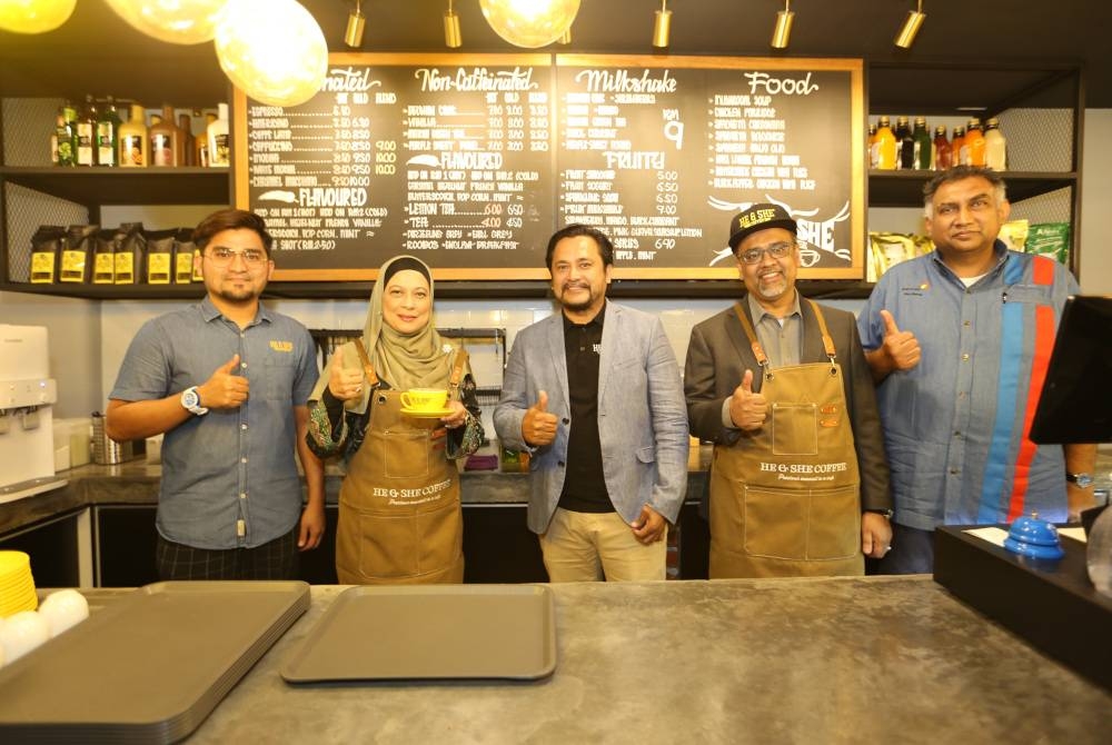 Hazimah (dua dari kiri), Zulkiflee (tiga dari kiri) bersama tetamu yang hadir pada Majlis Soft-Launching Cawangan He & She Coffee yang ke-30 di Universiti Islam Antarabangsa Malaysia (UIAM), dekat sini.