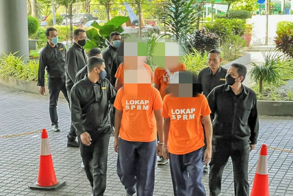 Antara individu yang dibawa ke Mahkamah Majistret Shah Alam untuk permohonan reman bagi membantu siasatan berkaitan kes tuntutan palsu.