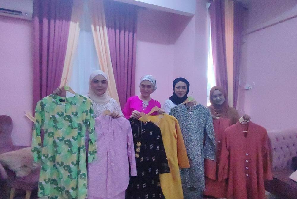 Pemilik Butik Duchess, Mawar Ismail (kiri) bersama tiga lagi pemilik jenama pakaian di Kedah berkolaborasi menjayakan Kedah Rona Raya dengan menjual Baju Raya Rahmah.